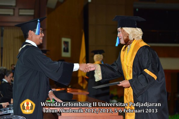 wisuda-unpad-gel-ii-ta-2012_2013-fakultas-ilmu-keperawatan-oleh-dekan-045