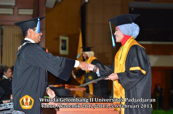 wisuda-unpad-gel-ii-ta-2012_2013-fakultas-ilmu-keperawatan-oleh-dekan-046