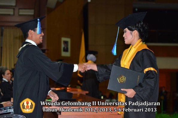 wisuda-unpad-gel-ii-ta-2012_2013-fakultas-ilmu-keperawatan-oleh-dekan-047