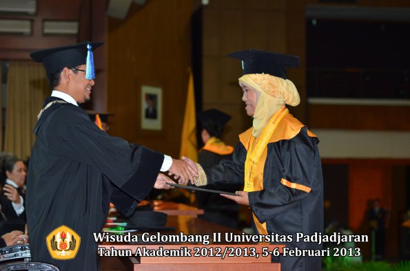 wisuda-unpad-gel-ii-ta-2012_2013-fakultas-ilmu-keperawatan-oleh-dekan-048