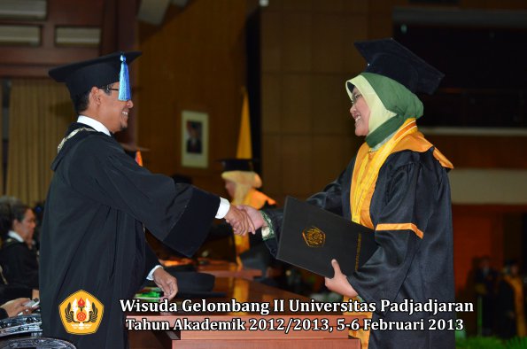 wisuda-unpad-gel-ii-ta-2012_2013-fakultas-ilmu-keperawatan-oleh-dekan-049