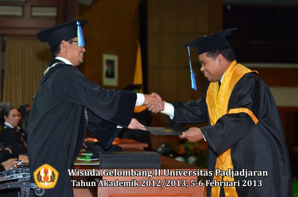 wisuda-unpad-gel-ii-ta-2012_2013-fakultas-ilmu-keperawatan-oleh-dekan-051