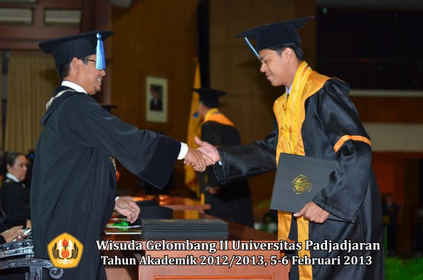 wisuda-unpad-gel-ii-ta-2012_2013-fakultas-ilmu-keperawatan-oleh-dekan-054