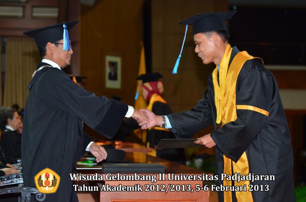 wisuda-unpad-gel-ii-ta-2012_2013-fakultas-ilmu-keperawatan-oleh-dekan-060