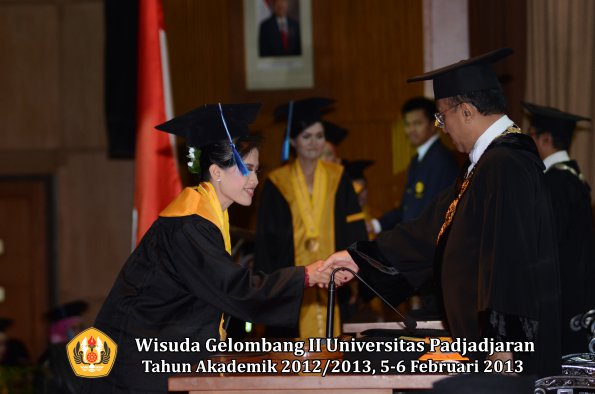 wisuda-unpad-gel-ii-ta-2012_2013-fakultas-ilmu-keperawatan-oleh-rektor-004