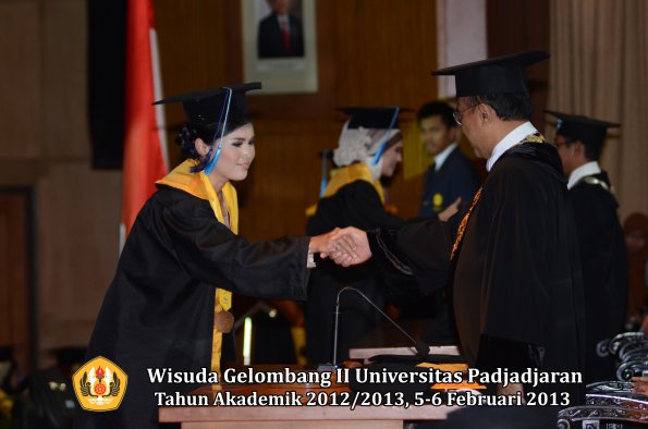 wisuda-unpad-gel-ii-ta-2012_2013-fakultas-ilmu-keperawatan-oleh-rektor-008