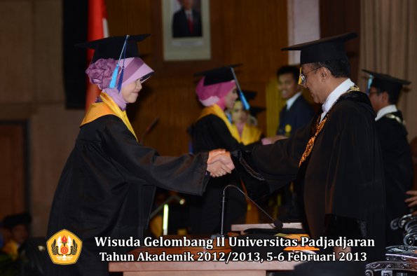 wisuda-unpad-gel-ii-ta-2012_2013-fakultas-ilmu-keperawatan-oleh-rektor-011