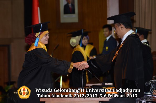 wisuda-unpad-gel-ii-ta-2012_2013-fakultas-ilmu-keperawatan-oleh-rektor-016