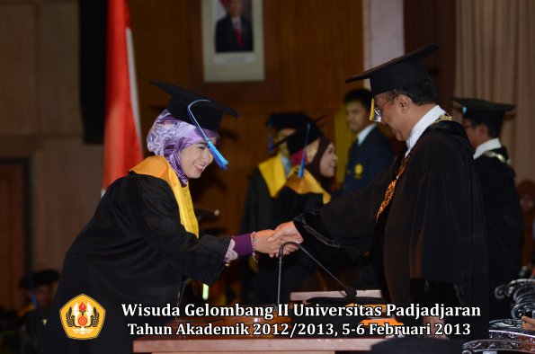 wisuda-unpad-gel-ii-ta-2012_2013-fakultas-ilmu-keperawatan-oleh-rektor-018