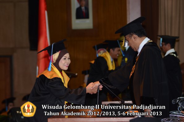 wisuda-unpad-gel-ii-ta-2012_2013-fakultas-ilmu-keperawatan-oleh-rektor-019