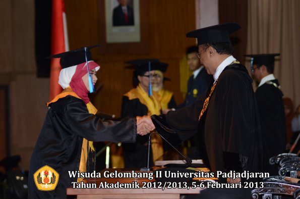 wisuda-unpad-gel-ii-ta-2012_2013-fakultas-ilmu-keperawatan-oleh-rektor-021