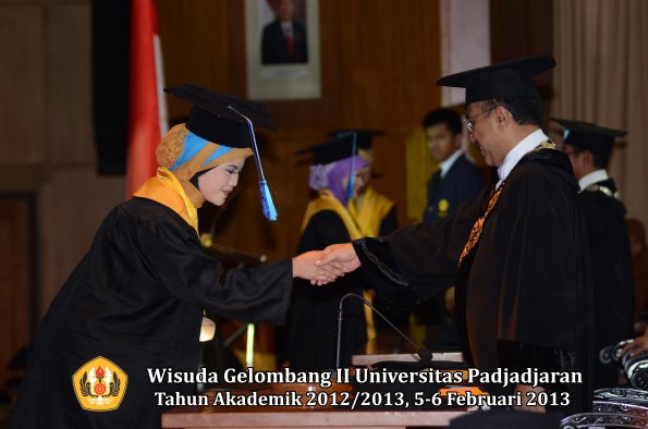 wisuda-unpad-gel-ii-ta-2012_2013-fakultas-ilmu-keperawatan-oleh-rektor-041