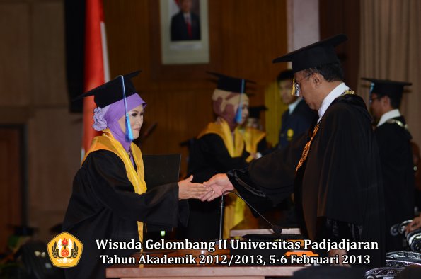 wisuda-unpad-gel-ii-ta-2012_2013-fakultas-ilmu-keperawatan-oleh-rektor-042