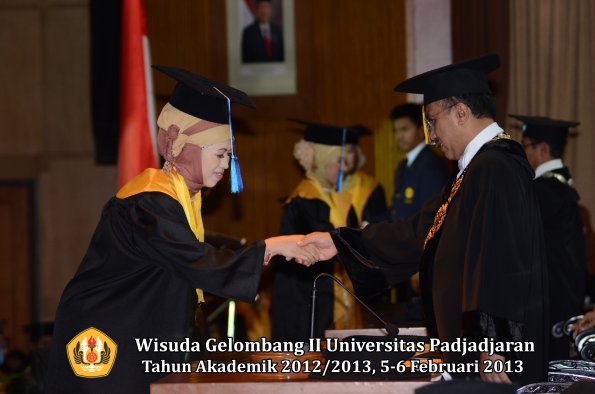 wisuda-unpad-gel-ii-ta-2012_2013-fakultas-ilmu-keperawatan-oleh-rektor-043