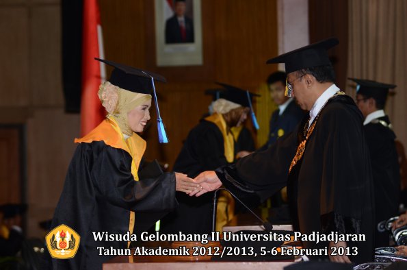 wisuda-unpad-gel-ii-ta-2012_2013-fakultas-ilmu-keperawatan-oleh-rektor-044