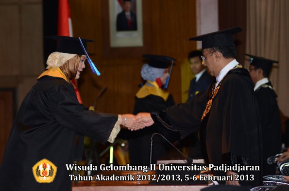 wisuda-unpad-gel-ii-ta-2012_2013-fakultas-ilmu-keperawatan-oleh-rektor-045