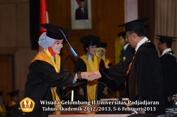 wisuda-unpad-gel-ii-ta-2012_2013-fakultas-ilmu-keperawatan-oleh-rektor-046