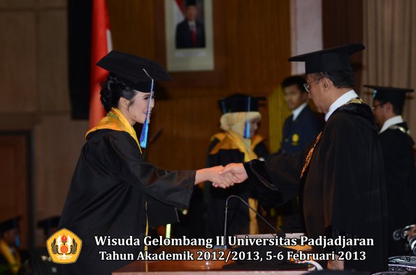 wisuda-unpad-gel-ii-ta-2012_2013-fakultas-ilmu-keperawatan-oleh-rektor-047