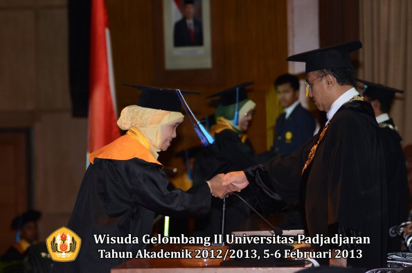 wisuda-unpad-gel-ii-ta-2012_2013-fakultas-ilmu-keperawatan-oleh-rektor-048