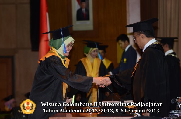 wisuda-unpad-gel-ii-ta-2012_2013-fakultas-ilmu-keperawatan-oleh-rektor-049