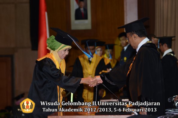 wisuda-unpad-gel-ii-ta-2012_2013-fakultas-ilmu-keperawatan-oleh-rektor-050