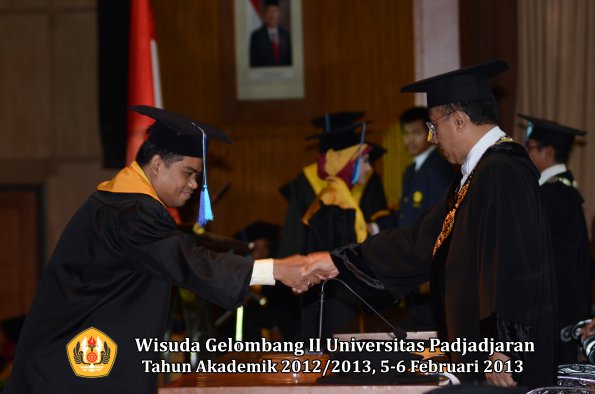 wisuda-unpad-gel-ii-ta-2012_2013-fakultas-ilmu-keperawatan-oleh-rektor-051