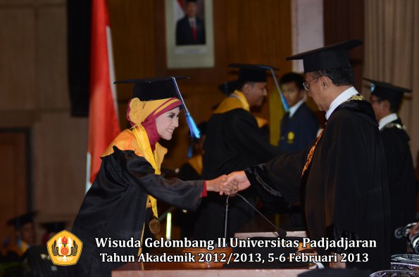 wisuda-unpad-gel-ii-ta-2012_2013-fakultas-ilmu-keperawatan-oleh-rektor-052