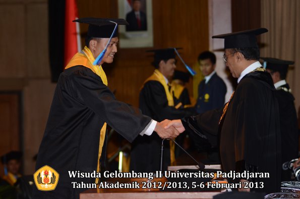 wisuda-unpad-gel-ii-ta-2012_2013-fakultas-ilmu-keperawatan-oleh-rektor-053