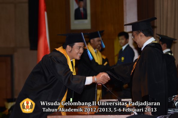 wisuda-unpad-gel-ii-ta-2012_2013-fakultas-ilmu-keperawatan-oleh-rektor-054