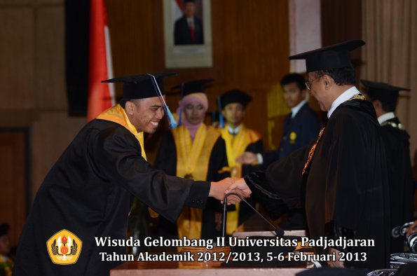 wisuda-unpad-gel-ii-ta-2012_2013-fakultas-ilmu-keperawatan-oleh-rektor-055