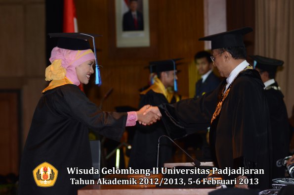 wisuda-unpad-gel-ii-ta-2012_2013-fakultas-ilmu-keperawatan-oleh-rektor-056