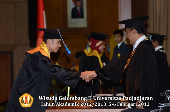 wisuda-unpad-gel-ii-ta-2012_2013-fakultas-ilmu-keperawatan-oleh-rektor-057