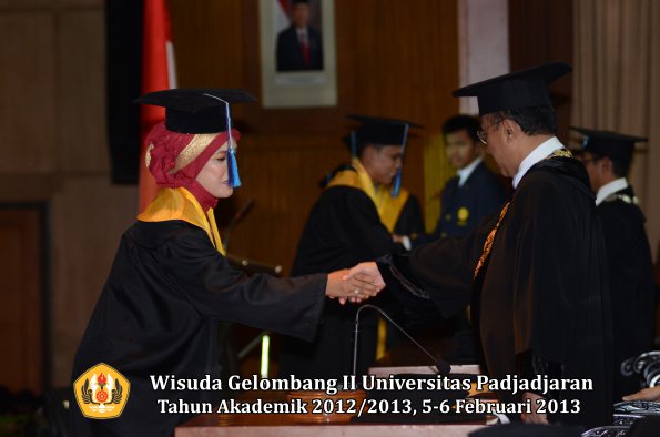 wisuda-unpad-gel-ii-ta-2012_2013-fakultas-ilmu-keperawatan-oleh-rektor-058