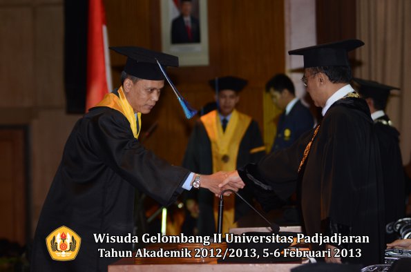 wisuda-unpad-gel-ii-ta-2012_2013-fakultas-ilmu-keperawatan-oleh-rektor-059