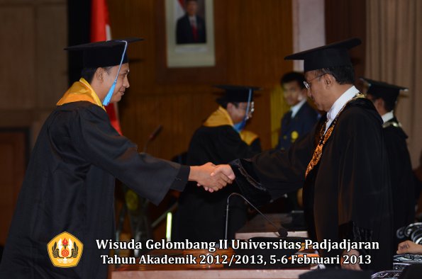 wisuda-unpad-gel-ii-ta-2012_2013-fakultas-ilmu-keperawatan-oleh-rektor-060