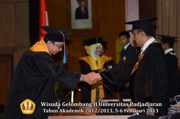 wisuda-unpad-gel-ii-ta-2012_2013-fakultas-ilmu-keperawatan-oleh-rektor-061
