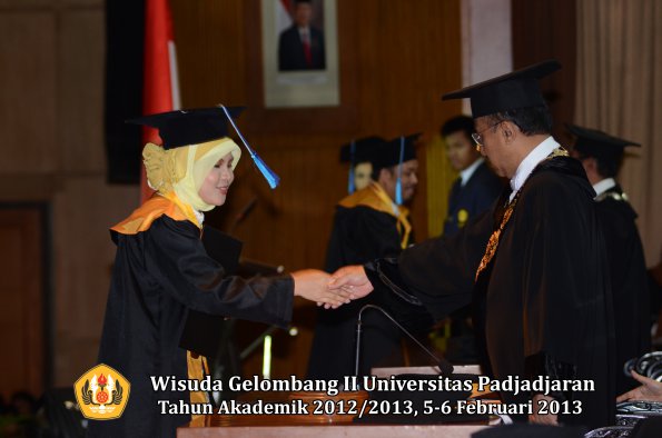 wisuda-unpad-gel-ii-ta-2012_2013-fakultas-ilmu-keperawatan-oleh-rektor-062