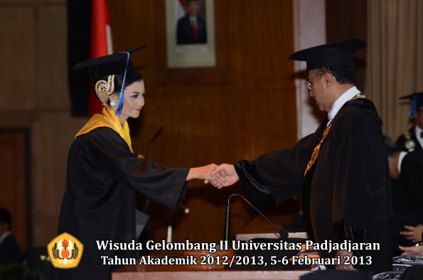 wisuda-unpad-gel-ii-ta-2012_2013-fakultas-ilmu-keperawatan-oleh-rektor-064