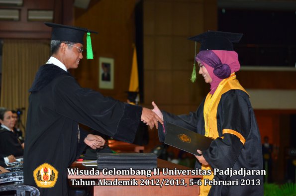 wisuda-unpad-gel-ii-ta-2012_2013-fakultas-ilmu-kedokteran-oleh-dekan-013