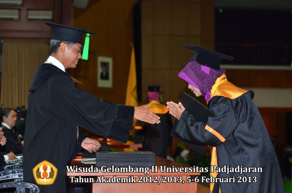 wisuda-unpad-gel-ii-ta-2012_2013-fakultas-ilmu-kedokteran-oleh-dekan-014