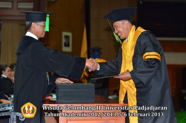 wisuda-unpad-gel-ii-ta-2012_2013-fakultas-ilmu-kedokteran-oleh-dekan-022