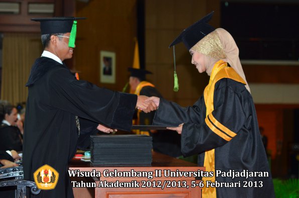 wisuda-unpad-gel-ii-ta-2012_2013-fakultas-ilmu-kedokteran-oleh-dekan-023