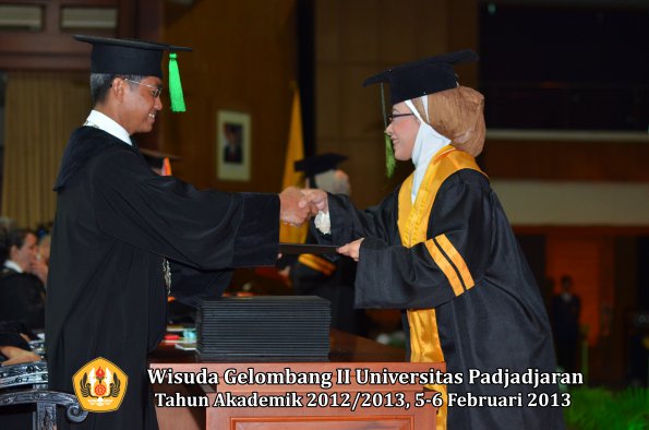 wisuda-unpad-gel-ii-ta-2012_2013-fakultas-ilmu-kedokteran-oleh-dekan-025