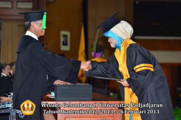 wisuda-unpad-gel-ii-ta-2012_2013-fakultas-ilmu-kedokteran-oleh-dekan-027