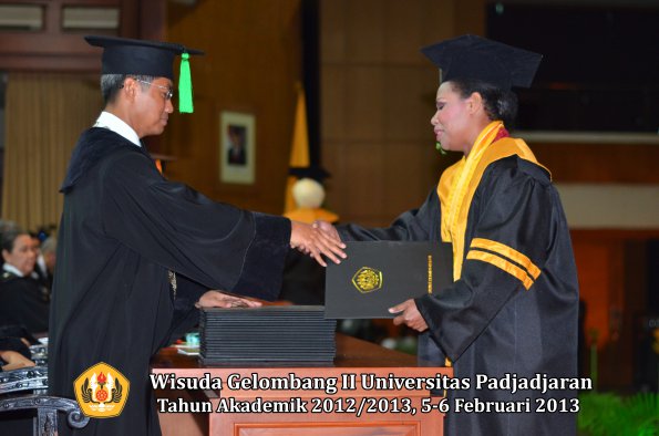 wisuda-unpad-gel-ii-ta-2012_2013-fakultas-ilmu-kedokteran-oleh-dekan-028