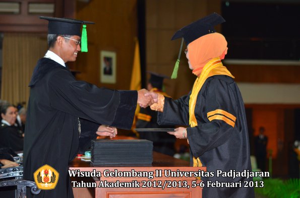 wisuda-unpad-gel-ii-ta-2012_2013-fakultas-ilmu-kedokteran-oleh-dekan-029