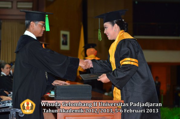 wisuda-unpad-gel-ii-ta-2012_2013-fakultas-ilmu-kedokteran-oleh-dekan-030