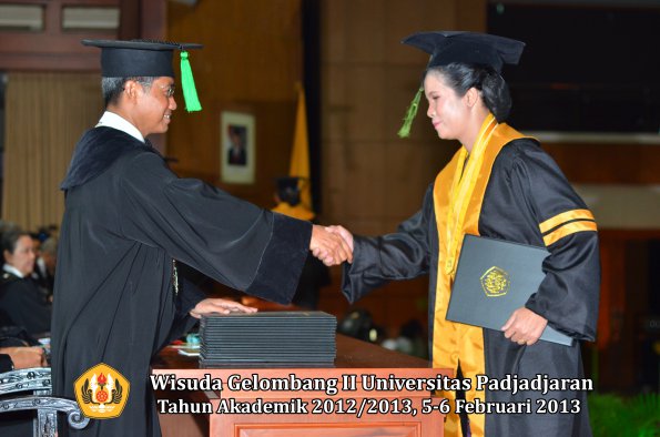 wisuda-unpad-gel-ii-ta-2012_2013-fakultas-ilmu-kedokteran-oleh-dekan-031