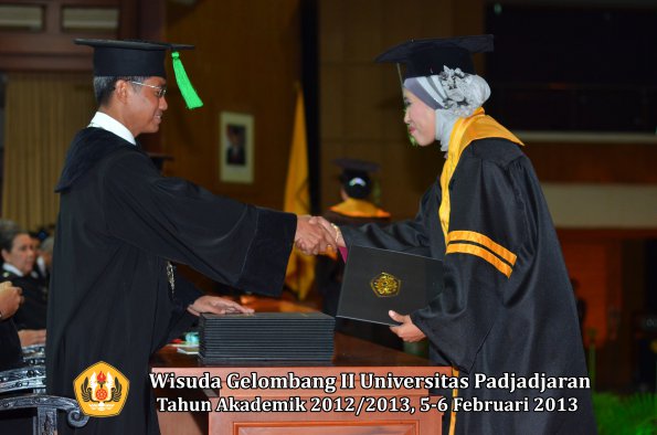 wisuda-unpad-gel-ii-ta-2012_2013-fakultas-ilmu-kedokteran-oleh-dekan-032