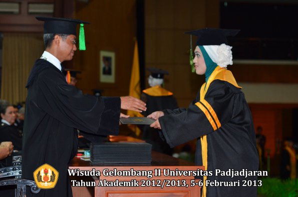 wisuda-unpad-gel-ii-ta-2012_2013-fakultas-ilmu-kedokteran-oleh-dekan-033